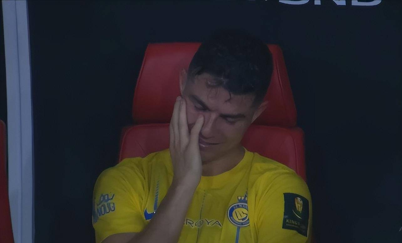 C罗重伤倒地，申花全队围拢祈祷，场面感人的简单介绍-乐动体育官方网址